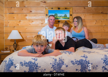 Famille dans son lit Banque D'Images