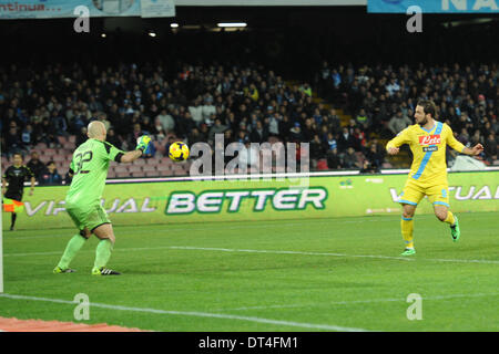 Naples, Italie. Feb 8, 2014. objectif Gonzalo Higuain de SSC Napoli soccer / football : Italian Seria une correspondance entre SSC Napoli et le Milan AC au stade San Paolo à Naples, en Italie. Credit : Franco Romano/Alamy Live News Banque D'Images