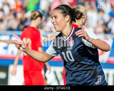 Boca Raton, FL, USA. Feb 8, 2014. Le milieu de terrain américain Carli Lloyd (10) réagit après avoir marqué le 1er but à la 29e minute de la première moitié du match de soccer de l'action entre la Russie et États-Unis d'équipe nationale au stade de la FAU à Boca Raton, FL. Credit : csm/Alamy Live News Banque D'Images