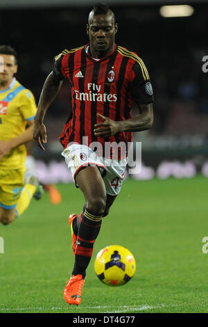 Naples, Italie. Feb 8, 2014. Naples, Italie - 8 février, 2014. Mario Balotelli en action au cours de Football / Soccer : Seria italien une correspondance entre SSC Napoli et le Milan AC au stade San Paolo à Naples, en Italie. Credit : Franco Romano/NurPhoto ZUMAPRESS.com/Alamy/Live News Banque D'Images