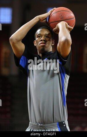 Chestnut Hill, Massachusetts, USA. Feb 8, 2014. Le 8 février, 2014 ; Duke Blue Devils l'avant du capot de Rodney (5) l'échauffement avant le match de basket-ball de NCAA entre le Duke Blue Devils et Boston College Eagles à Conte Forum. Anthony Nesmith/CSM/Alamy Live News Banque D'Images