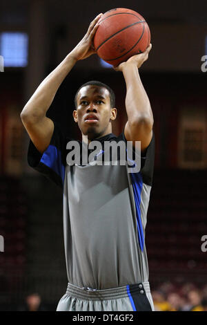 Chestnut Hill, Massachusetts, USA. Feb 8, 2014. Le 8 février, 2014 ; Duke Blue Devils l'avant du capot de Rodney (5) l'échauffement avant le match de basket-ball de NCAA entre le Duke Blue Devils et Boston College Eagles à Conte Forum. Anthony Nesmith/CSM/Alamy Live News Banque D'Images