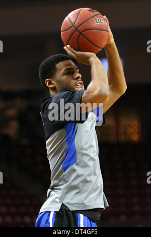 Chestnut Hill, Massachusetts, USA. Feb 8, 2014. Le 8 février, 2014 ; Duke Blue Devils guard Quinn Cook (2) l'échauffement avant le match de basket-ball de NCAA entre le Duke Blue Devils et Boston College Eagles à Conte Forum. Anthony Nesmith/CSM/Alamy Live News Banque D'Images