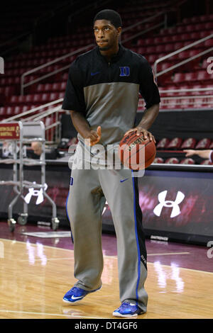 Chestnut Hill, Massachusetts, USA. Feb 8, 2014. Le 8 février, 2014 ; Duke Blue Devils avant Amile Jefferson (21) L'échauffement avant le match de basket-ball de NCAA entre le Duke Blue Devils et Boston College Eagles à Conte Forum. Anthony Nesmith/CSM/Alamy Live News Banque D'Images