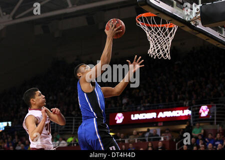 Chestnut Hill, Massachusetts, USA. Feb 8, 2014. Le 8 février, 2014 ; Duke Blue Devils avant Jabari Parker (1) disques durs au panier pendant la première moitié du jeu de basket-ball de NCAA entre le Duke Blue Devils et Boston College Eagles à Conte Forum. Anthony Nesmith/CSM/Alamy Live News Banque D'Images