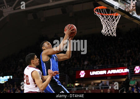 Chestnut Hill, Massachusetts, USA. Feb 8, 2014. Le 8 février, 2014 ; Duke Blue Devils avant Jabari Parker (1) disques durs au panier pendant la première moitié du jeu de basket-ball de NCAA entre le Duke Blue Devils et Boston College Eagles à Conte Forum. Anthony Nesmith/CSM/Alamy Live News Banque D'Images