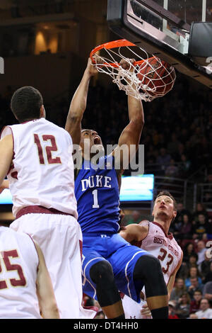 Chestnut Hill, Massachusetts, USA. Feb 8, 2014. Le 8 février, 2014 ; Duke Blue Devils avant Jabari Parker (1) dunks pendant la deuxième moitié de la partie de basket-ball de NCAA entre le Duke Blue Devils et Boston College Eagles à Conte Forum. Anthony Nesmith/CSM/Alamy Live News Banque D'Images