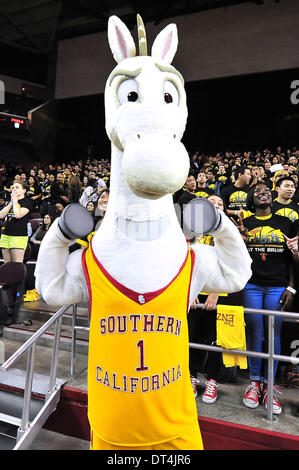 Los Angeles, CA, USA. Feb 8, 2014. USC Trojans Mascot Traveler pendant le jeu de basket-ball universitaire entre l'UCLA Bruins et les USC Trojans au Galen Center de Los Angeles, Californie.Louis Lopez/CSM/Alamy Live News Banque D'Images