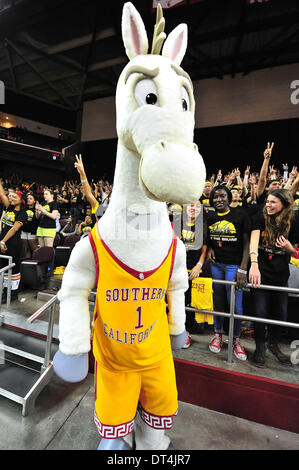 Los Angeles, CA, USA. Feb 8, 2014. USC Trojans Mascot Traveler pendant le jeu de basket-ball universitaire entre l'UCLA Bruins et les USC Trojans au Galen Center de Los Angeles, Californie.Louis Lopez/CSM/Alamy Live News Banque D'Images