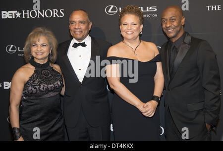 Washington, DC, USA. Feb 8, 2014. Honoree, KEN CHENAULT, et Femme avec DEBRA LEE et WAYNE BRADY au PARI d'honneurs, qui a eu lieu lors de l'historique Théâtre Warner à Washington DC Crédit : Ricky Fitchett/ZUMAPRESS.com/Alamy Live News Banque D'Images