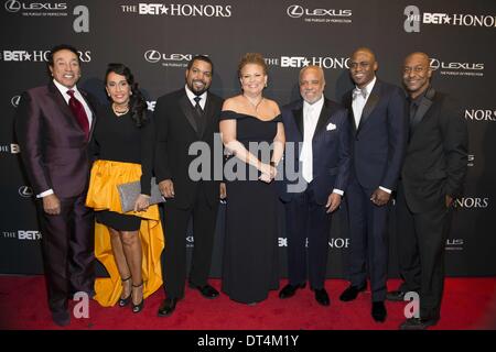 Washington, DC, USA. Feb 8, 2014. SMOKEY ROBINSON et sa femme, Ice Cube, DEBRA LEE, Berry Gordy, Wayne Brady et STEPHEN G HILL, au PARI d'honneurs, qui a eu lieu lors de l'historique Théâtre Warner à Washington DC Crédit : Ricky Fitchett/ZUMAPRESS.com/Alamy Live News Banque D'Images