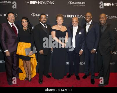 Washington, DC, USA. Feb 8, 2014. SMOKEY ROBINSON et sa femme, Ice Cube, DEBRA LEE, Berry Gordy, Wayne Brady et STEPHEN G HILL, au PARI d'honneurs, qui a eu lieu lors de l'historique Théâtre Warner à Washington DC Crédit : Ricky Fitchett/ZUMAPRESS.com/Alamy Live News Banque D'Images