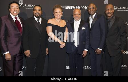 Washington, DC, USA. Feb 8, 2014. SMOKEY ROBINSON, Ice Cube, DEBRA LEE, Berry Gordy, Wayne Brady et STEPHEN G HILL, au PARI d'honneurs, qui a eu lieu lors de l'historique Théâtre Warner à Washington DC Crédit : Ricky Fitchett/ZUMAPRESS.com/Alamy Live News Banque D'Images