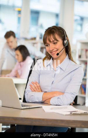 Ordinateur portable business woman pretty smiling 24 call phone Banque D'Images