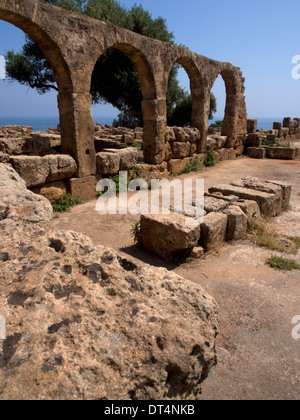 Une rangée d'arches sont tous les importants vestiges de l'ancienne basilique église à Tipaza en Algérie. Banque D'Images