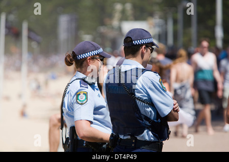 Les agents de police de la Nouvelle-Galles du Sud pour patrouiller à Manly lors de l'Open d'Australie de surf Banque D'Images