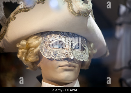 Man : en tête et masque vénitien hat closeup Banque D'Images