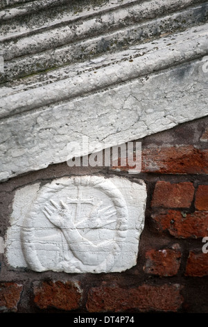 Bas-relief avec les mains et les croix sur le vieux pont à Venise, closeup vue avant Banque D'Images