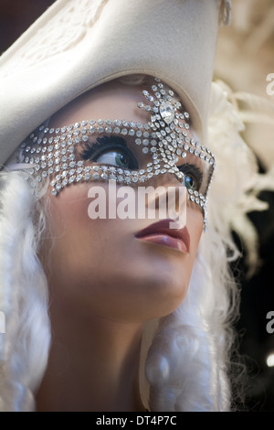 Tête mannequin femme en perruque et masque vénitien closeup Banque D'Images