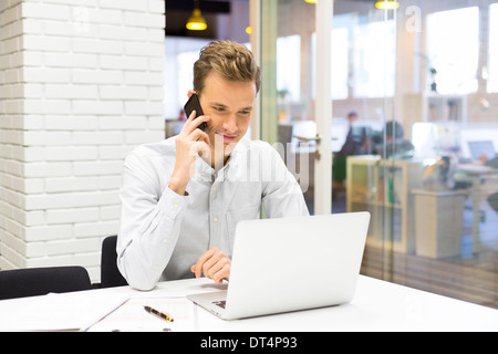 Businessman calling avec mobile phone in office