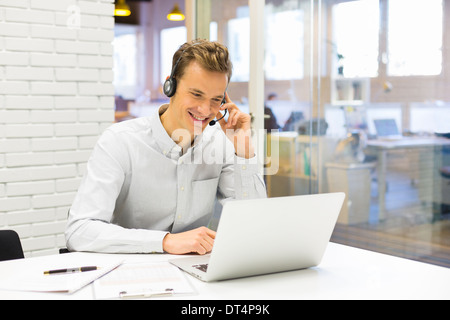 Cheerful male ordinateur appelant 24 conférence vidéo, Skype Banque D'Images