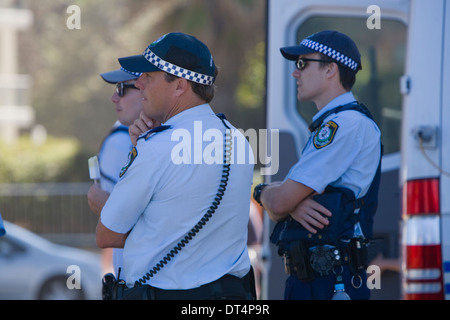 Des policiers de l'État de Nouvelle-Galles du Sud patrouillent à Manly Sydney lors de l'Open of Surfing en australie, 2014 Banque D'Images