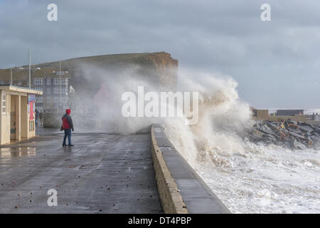 West Bay, Bridport, Dorset, UK. 8e mai 2014. Au cours des vagues de tempêtes féroces a éclaté sur la digue à marée haute, jetant les débris sur le front de mer et aspersion spectateurs aventureux. Les conditions extrêmes ont été portées sur l'un d'une chaîne continue de systèmes de basse pression en apportant des vents forts associés et les fronts. Les niveaux de crédit : Photography/Alamy Live News Banque D'Images