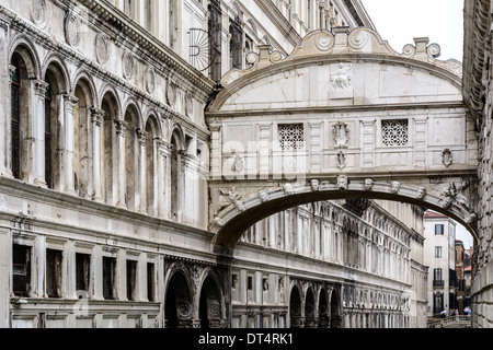 Venise, Italie. Le Pont des Soupirs, Ponte dei Sospiri, sur le rio di Palazzo, reliant le palais des Doges avec la nouvelle prison. Banque D'Images