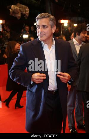 Berlin, Allemagne. Le 08 février, 2014. L'acteur et réalisateur américain George Clooney arrive pour la projection de "les Monuments Men'du cours de l'année 64e Festival du Film de Berlin, à Berlin, Allemagne, 08 février 2014. Le film est présenté hors compétition à la Berlinale, qui se déroulera du 06 au 16 février 2014. Photo : Hubert Boesl - PAS DE SERVICE DE FIL/dpa/Alamy Live News Banque D'Images