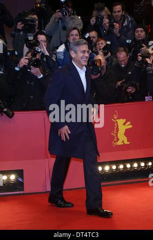 Berlin, Allemagne. Le 08 février, 2014. L'acteur et réalisateur américain George Clooney arrive pour la projection de "les Monuments Men'du cours de l'année 64e Festival du Film de Berlin, à Berlin, Allemagne, 08 février 2014. Le film est présenté hors compétition à la Berlinale, qui se déroulera du 06 au 16 février 2014. Photo : Hubert Boesl - PAS DE SERVICE DE FIL/dpa/Alamy Live News Banque D'Images