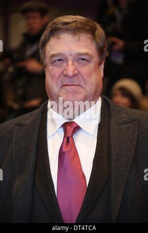 Berlin, Allemagne. Le 08 février, 2014. L'acteur américain John Goodman arrive pour la projection de "les Monuments Men'du cours de l'année 64e Festival du Film de Berlin, à Berlin, Allemagne, 08 février 2014. Le film est présenté hors compétition à la Berlinale, qui se déroulera du 06 au 16 février 2014. Photo : Hubert Boesl - PAS DE SERVICE DE FIL/dpa/Alamy Live News Banque D'Images