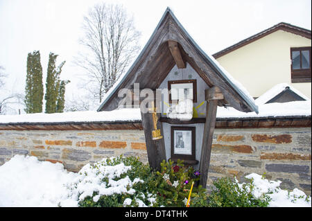 Preitenegg (Autriche). Le 08 février, 2014. Une vue de la tombe de Maria Schell lors des funérailles de son frère, l'acteur Maximilian Schell dans sa ville natale Preitenegg, Autriche, 08 février 2014. Maximilian Schell est mort à 83 ans après une opération le 01 février 2014. Photo : Marc Mueller/dpa/Alamy Live News Banque D'Images