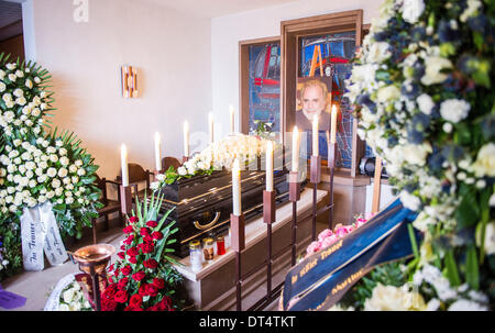 Preitenegg (Autriche). Le 08 février, 2014. Une vue sur le cercueil de l'acteur Maximilian Schell Swiss-Austrian lors de ses funérailles dans sa ville natale Preitenegg, Autriche, 08 février 2014. Maximilian Schell est mort à 83 ans après une opération le 01 février 2014. Photo : Marc Mueller/dpa/Alamy Live News Banque D'Images