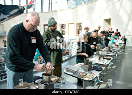 À l'investiture dans le National Museum of the Marine Corps Second Annual MRE Cook off commencer combinant des rations alimentaires préemballés délivrés aux membres de l'espoir de créer un meilleur repas dégustation 1 Février, 2014 dans le triangle, VA. L'inculcation des pré-emballés ou les repas prêts à manger sont connus pour leur capacité à fournir la nutrition et la saveur pas. Banque D'Images