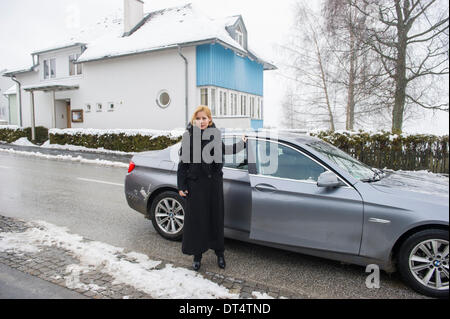 Preitenegg (Autriche). Le 08 février, 2014. La veuve de Schell Iva Mihanovic au service funèbre pour l'acteur Maximilian Schell dans Swiss-Austrian sa ville natale Preitenegg, Autriche, 08 février 2014. Maximilian Schell est mort à 83 ans après une opération le 01 février 2014. Photo : Marc Mueller/dpa/Alamy Live News Banque D'Images