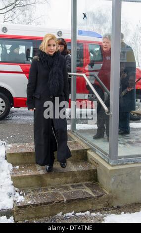 Preitenegg (Autriche). Le 08 février, 2014. La veuve de Schell Iva Mihanovic au service funèbre pour l'acteur Maximilian Schell dans Swiss-Austrian sa ville natale Preitenegg, Autriche, 08 février 2014. Maximilian Schell est mort à 83 ans après une opération le 01 février 2014. Photo : Marc Mueller/dpa/Alamy Live News Banque D'Images