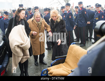 Preitenegg (Autriche). Le 08 février, 2014. Le frère de Carl Schell Schell assiste aux funérailles de l'acteur Maximilian Schell le Swiss-Austrian dans sa ville natale Preitenegg, Autriche, 08 février 2014. Maximilian Schell est mort à 83 ans après une opération le 01 février 2014. Photo : Marc Mueller/dpa/Alamy Live News Banque D'Images