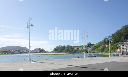 Promenade de Ribadesella, sur un ciel bleu Banque D'Images