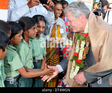 Bangalore, Inde. Le 08 février, 2014. Le Président allemand Joachim Gauck (R) est accueilli par les enfants comme il visite le village de Muddapur près de Bangalore, Inde, 08 février 2014. Gauck est sur six jours de visite d'Etat en Inde. Photo : WOLFGANG KUMM/dpa/Alamy Live News Banque D'Images