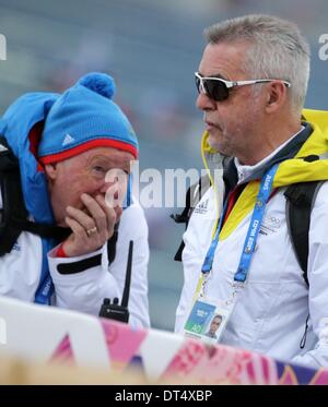 L'entraîneur-chef Uwe Muessiggang (R) de l'Allemagne entretient avec l'entraîneur allemand Wolfgang Pichler du tem russe avant le sprint 7,5 km biathlon femmes pour Laura des pistes de ski et Centre de biathlon à Sotchi 2014 Jeux Olympiques, la Pierre Saint Martin, de la Russie, 09 février 2014. Photo : Kay Nietfeld/dpa Banque D'Images