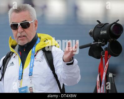 L'entraîneur-chef Uwe Muessiggang les gestes de l'Allemagne avant le sprint 7,5 km de Biathlon en ski de Laura & Centre de biathlon au Jeux Olympiques de 2014 à Sotchi, Russie Krasnaya Polyana, 09 février 2014. Photo : Kay Nietfeld/dpa Banque D'Images