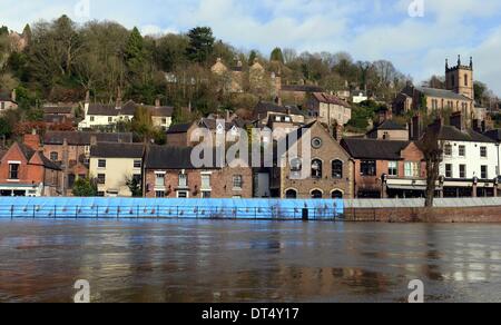 Barrières anti-inondation de l'Agence de l'environnement protéger les propriétés sur le quai à Ironbridge comme la rivière Severn éclate dans les banques le long de la gorge.L'une tempête hivernale a provoqué des inondations dans le sud et l'ouest de la Grande-Bretagne. Photo par Sam Bagnall/Alamy Live News Banque D'Images