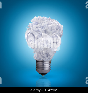 Faites de l'ampoule de papier froissé sur fond bleu Banque D'Images
