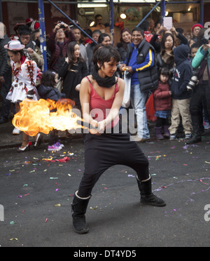 Fire dancer pendant le défilé du Nouvel An chinois dans le quartier chinois, la ville de New York. Banque D'Images