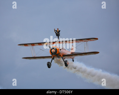 L'un de l'équipe marche-aile Breitling affichage à l 'UK' Wings and Wheels airshow en 2012 Banque D'Images