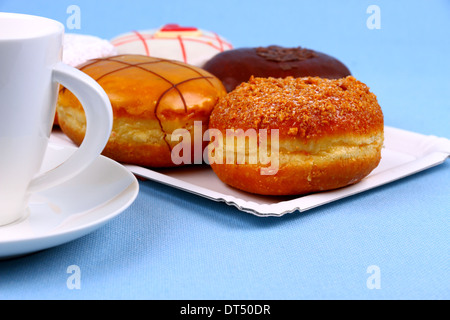 Cinq délicieux, assortiment de donuts avec café, Close up Banque D'Images