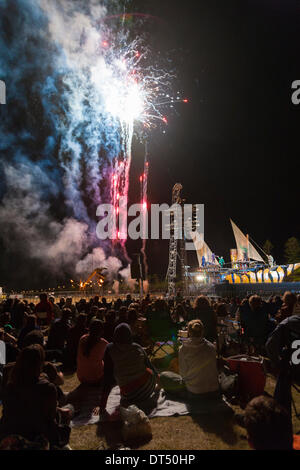 Perth Western Australia Dimanche 9 février 2014 Langley Park sur le bord de la rivière Swan. Perth International Arts Festival fête de Lotterywest spectaculaire. Tableaux de Veles e Vents le grand et périlleux voyage d'un navire sur la mer ouverte, avec un affichage de grande qualité de la pyrotechnie. Réalisé par Xarxa qui sont maîtres de théâtre public. Credit : Keith J Smith./Alamy Live News Banque D'Images