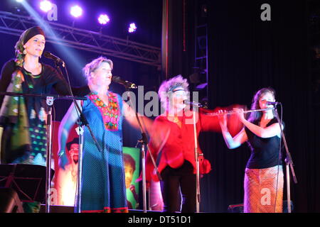 De Premchand, Patna, Bihar, Inde, 09 février 2014. Radient Archadia, toutes les femmes le groupe de chanteurs internationaux Danemark fasciner public au stade de Premchand pendant la conclusion de la première nuit du festival Soufi Sutra sur soirée d'hiver pour "la paix mondiale". Credit : Rupa Ghosh/Alamy Live News. Banque D'Images