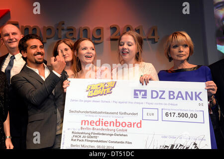 Berlin, Allemagne. Feb 8, 2014. Elyas M'Barek, Karoline Herfurth, Jella Haase et Uschi Glas participant à la Medienboard Berlin-Brandenburg réception au 64e Festival International du Film de Berlin Berlinale 2014 / le 8 février 2014 à Berlin, Allemagne. © dpa/Alamy Live News Banque D'Images