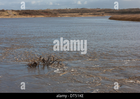 La Mersey au cours d'une marée exceptionnellement élevé en janvier 2014. Banque D'Images